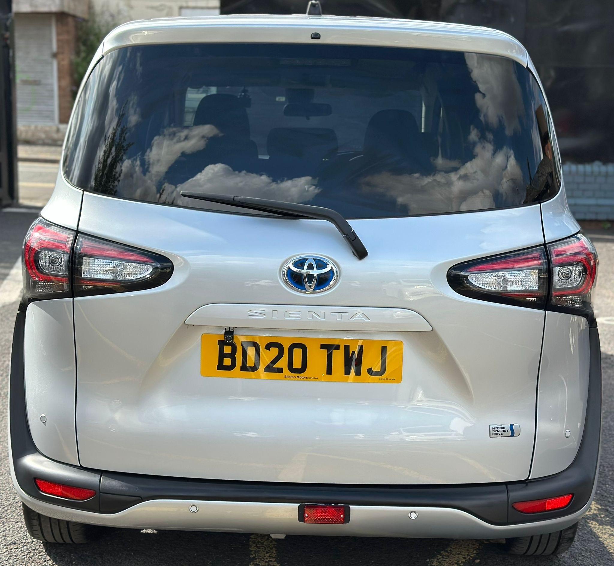 Toyota Sienta - Hybrid 1.6 VVhT CVT 5dr Image